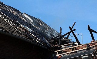 Das Feuer hat das Dach zerstört. - Christian Bendig Das Feuer hat das Dach zerstört. - Christian Bendig