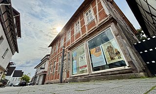 Das Heisingsche Haus an der Kirchstraße 6 in Delbrück siecht derzeit vor sich hin. In den Fenstern hängen Karikaturen, die die Stadtverwaltung scharf kritisieren. - Jens Reddeker Das Heisingsche Haus an der Kirchstraße 6 in Delbrück siecht derzeit vor sich hin. In den Fenstern hängen Karikaturen, die die Stadtverwaltung scharf kritisieren. - Jens Reddeker