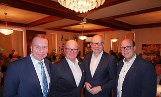 Gern gesehene Gäste beim Gansessen im Restaurant "Zur Quelle" (v. l.): Bürgermeister Ulrich Lange, der Bad Lippspringer MIT-Vorsitzende Raphael Schäfers, der Landtagsabgeordnete Bernhard Hoppe-Biermeyer sowie der CDU-Stadtverbandsvorsitzende Bastian Heggemann. - Klaus Karenfeld Gern gesehene Gäste beim Gansessen im Restaurant "Zur Quelle" (v. l.): Bürgermeister Ulrich Lange, der Bad Lippspringer MIT-Vorsitzende Raphael Schäfers, der Landtagsabgeordnete Bernhard Hoppe-Biermeyer sowie der CDU-Stadtverbandsvorsitzende Bastian Heggemann. - Klaus Karenfeld