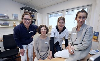 Hausarztpraxis statt Klinikalltag: Lisa Kohlhase (40, v. l.), Lena Wurst (30), Alina Oldenburg (35) und Anna Mutter (36) haben sich entschieden. - Peter Unger Hausarztpraxis statt Klinikalltag: Lisa Kohlhase (40, v. l.), Lena Wurst (30), Alina Oldenburg (35) und Anna Mutter (36) haben sich entschieden. - Peter Unger