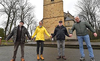 Am 16. Mai will sich die aus Hans-Peter Rosenthal, Daniela Feldmann, Henner Schröder und Hans-Walter Schomann (v. l.) bestehende Vorstandsgemeinschaft des Dorf- und Heimatvereins Isselhorst mit vielen Mitstreitern als symbolisches Zeichen in die von der Nordsee bis zum Mittelmeer führende Rettungskette für Menschenrechte einreihen. Aufgrund der Auswirkungen des Corona-Virus scheint auch ein späterer Termin möglich. - Jens Dünhölter Am 16. Mai will sich die aus Hans-Peter Rosenthal, Daniela Feldmann, Henner Schröder und Hans-Walter Schomann (v. l.) bestehende Vorstandsgemeinschaft des Dorf- und Heimatvereins Isselhorst mit vielen Mitstreitern als symbolisches Zeichen in die von der Nordsee bis zum Mittelmeer führende Rettungskette für Menschenrechte einreihen. Aufgrund der Auswirkungen des Corona-Virus scheint auch ein späterer Termin möglich. - Jens Dünhölter