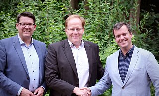 Maik Büssing (Mitte) ist der neue Bürgermeisterkandidat der Löhner CDU. Der Kreisvorsitzende Joachim Ebmeyer (l.) und der Stadtverbandsvorsitzende Andre Schröder (r.) gratulieren ihm zur Nominierung. - Felix Eisele Maik Büssing (Mitte) ist der neue Bürgermeisterkandidat der Löhner CDU. Der Kreisvorsitzende Joachim Ebmeyer (l.) und der Stadtverbandsvorsitzende Andre Schröder (r.) gratulieren ihm zur Nominierung. - Felix Eisele