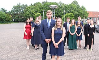 Jan Brinkmann und Louisa Hagemeier sind das Jungschützenpaar der St.-Johannes-Bruderschaft Willebadessen, das sich mit seinem Hofstaat beim traditionellen Pfingstfest präsentiert. - Burkhard Battran Jan Brinkmann und Louisa Hagemeier sind das Jungschützenpaar der St.-Johannes-Bruderschaft Willebadessen, das sich mit seinem Hofstaat beim traditionellen Pfingstfest präsentiert. - Burkhard Battran