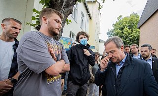 Bei seinem Besuch in Heimerzheim bekam Armin Laschet den Frust einiger Bürger ab. - dpa Bei seinem Besuch in Heimerzheim bekam Armin Laschet den Frust einiger Bürger ab. - dpa