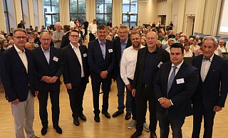 Bernd Schäfers-Maiwald (stellvertretender Vorsitzender "Paderborn überzeugt"/v. l.), Stefan-Oliver Strate (CDU), Stephan Hoppe (Für Paderborn), Frank Wolters (Grüne), Reinhard Borgmeier (Linke), Alexander Senn (FDP), Roger Voigtländer (SPD), Marvin Weber (AfD) und Otto Drosihn (Vorsitzender "Paderborn überzeugt"). - Holger Kosbab Bernd Schäfers-Maiwald (stellvertretender Vorsitzender "Paderborn überzeugt"/v. l.), Stefan-Oliver Strate (CDU), Stephan Hoppe (Für Paderborn), Frank Wolters (Grüne), Reinhard Borgmeier (Linke), Alexander Senn (FDP), Roger Voigtländer (SPD), Marvin Weber (AfD) und Otto Drosihn (Vorsitzender "Paderborn überzeugt"). - Holger Kosbab