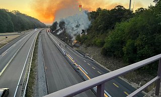 Das Feuer entlang der A 44 bedrohte auch den SVG-Rastplatz, der geräumt wurde. - Feuerwehr Breuna Das Feuer entlang der A 44 bedrohte auch den SVG-Rastplatz, der geräumt wurde. - Feuerwehr Breuna