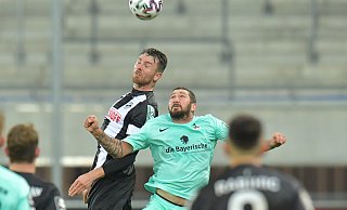 Im Duell mit den Stürmer-Routiniers: Der Verler Innenverteidiger Julian Stöckner ( links) gewinnt das Kopfballduell gegen Sascha Mölders vom TSV 1860 München. Im Duell mit den Stürmer-Routiniers: Der Verler Innenverteidiger Julian Stöckner ( links) gewinnt das Kopfballduell gegen Sascha Mölders vom TSV 1860 München.