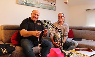 Guido Lütkewitte (l). und Alexander Westermann bringen sich in Rheda-Wiedenbrück mit Luftschlangen vor dem Mikrofon schon mal in Stimmung. - Marion Pokorra-Brockschmidt Guido Lütkewitte (l). und Alexander Westermann bringen sich in Rheda-Wiedenbrück mit Luftschlangen vor dem Mikrofon schon mal in Stimmung. - Marion Pokorra-Brockschmidt