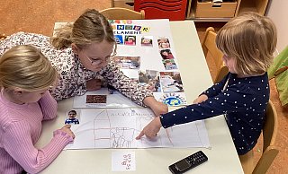 Das Kinderparlament bespricht die Beschwerde in ihrer Sitzung. Greta (rechts) telefoniert anschließend mit der Firma und teilt die Beschwerde mit. - St. Peter und Paul Das Kinderparlament bespricht die Beschwerde in ihrer Sitzung. Greta (rechts) telefoniert anschließend mit der Firma und teilt die Beschwerde mit. - St. Peter und Paul