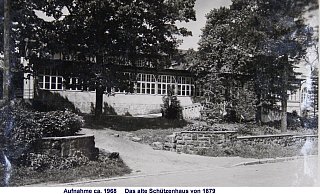 Das alte Schützenhaus kurz vor dem Abriss gegen Ende der 1960-er Jahre. Die Veranda wurde 1908 gebaut. - Bürgerschützen/Heinrich Esdar Das alte Schützenhaus kurz vor dem Abriss gegen Ende der 1960-er Jahre. Die Veranda wurde 1908 gebaut. - Bürgerschützen/Heinrich Esdar