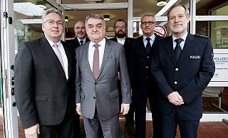 Anfang dieses Jahres war Innenminister Herbert Reul (Mitte) schon einmal in der Region, hier bei einem Arbeitsbesuch in Bünde - www.gerald-dunkel.de Anfang dieses Jahres war Innenminister Herbert Reul (Mitte) schon einmal in der Region, hier bei einem Arbeitsbesuch in Bünde - www.gerald-dunkel.de
