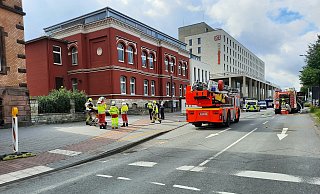 Ein größeres Aufgebot der Paderborner Feuerwehr rückte am Samstag zu einer Einsatzstelle in der Nähe des Hauptbahnhofs aus. - Marc Schröder Ein größeres Aufgebot der Paderborner Feuerwehr rückte am Samstag zu einer Einsatzstelle in der Nähe des Hauptbahnhofs aus. - Marc Schröder