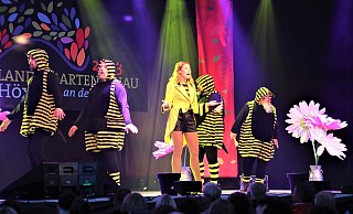 Die Revue "Quer durchs Beet - Unkraut vergeht nicht" des Schlosstheaters zur Landesgartenschau in Höxter begeisterte die Besucher. - Simone Flörke Die Revue "Quer durchs Beet - Unkraut vergeht nicht" des Schlosstheaters zur Landesgartenschau in Höxter begeisterte die Besucher. - Simone Flörke