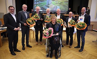 Bürgermeister Lars Bökenkröger zeichnete die Ratsmitglieder Dirk Büssing (v. l.), Volker Brand, Karl Hermann Hottel, Anette Hildebrandt, Michael Körtner, Oliver Thamm und Olaf Winkelmann mit dem Goldenen Ehrenring der Stadt aus. - Jörg Stuke Bürgermeister Lars Bökenkröger zeichnete die Ratsmitglieder Dirk Büssing (v. l.), Volker Brand, Karl Hermann Hottel, Anette Hildebrandt, Michael Körtner, Oliver Thamm und Olaf Winkelmann mit dem Goldenen Ehrenring der Stadt aus. - Jörg Stuke