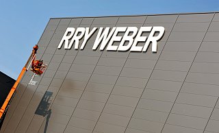 Im Ravenna-Park wurde nach der Übernahme durch Walbusch der Schriftzug am Logistikzentrum demontiert - und gegen Walbusch ersetzt. - Nicole Donath Im Ravenna-Park wurde nach der Übernahme durch Walbusch der Schriftzug am Logistikzentrum demontiert - und gegen Walbusch ersetzt. - Nicole Donath