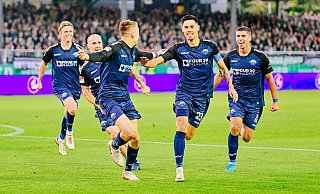 Raphael Obermair (2. v. r.) hatte in dieser Saison mit dem SCP schon viel Grund zum Feiern. Hier jubelt Paderborns Kapitän mit (v. l.) Felix Götze, Sven Michel, Filip Bilbija und Koen Kostons über einen Treffer in Münster. - Besim Mazhiqi Raphael Obermair (2. v. r.) hatte in dieser Saison mit dem SCP schon viel Grund zum Feiern. Hier jubelt Paderborns Kapitän mit (v. l.) Felix Götze, Sven Michel, Filip Bilbija und Koen Kostons über einen Treffer in Münster. - Besim Mazhiqi