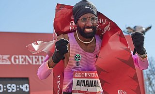Der frühere Bielefelder Amanal Petros freut sich über seinen Deutschen Rekord beim Berliner Halbmarathon. - Joerg Carstensen/dpa Der frühere Bielefelder Amanal Petros freut sich über seinen Deutschen Rekord beim Berliner Halbmarathon. - Joerg Carstensen/dpa