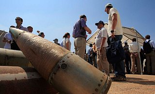 Aktivisten und Mitglieder internationaler Delegationen stehen neben Streubombeneinheiten während eines Besuchs auf einem libanesischen Militärstützpunkt. - Mohammad Zaatari/ap/dpa Aktivisten und Mitglieder internationaler Delegationen stehen neben Streubombeneinheiten während eines Besuchs auf einem libanesischen Militärstützpunkt. - Mohammad Zaatari/ap/dpa