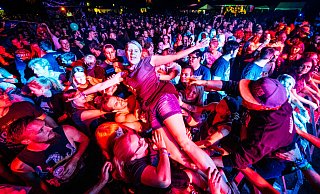 So ausgelassen badete eine junge Frau 2019 in der Menge vor der Festivalbühne. - BESIM MAZHIQI So ausgelassen badete eine junge Frau 2019 in der Menge vor der Festivalbühne. - BESIM MAZHIQI