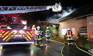 Zunächst zerstörte das Feuer einen Wohnwagen im Carport, danach griffen die Flammen auch auf das angrenzende Nordborchener Wohnhaus über. - Ralph Meyer Zunächst zerstörte das Feuer einen Wohnwagen im Carport, danach griffen die Flammen auch auf das angrenzende Nordborchener Wohnhaus über. - Ralph Meyer