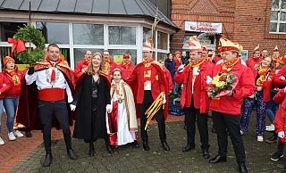 Kranzkönigspaar Steffen Kückmann (v.l.) und Katharina Tanger, Kinderprinzessin Amira Saleh, Prinz Matthias Meier, Präsident Peter Hartmann und der Vorsitzende Bernd Austerschmidt. - Regina Brucksch Kranzkönigspaar Steffen Kückmann (v.l.) und Katharina Tanger, Kinderprinzessin Amira Saleh, Prinz Matthias Meier, Präsident Peter Hartmann und der Vorsitzende Bernd Austerschmidt. - Regina Brucksch