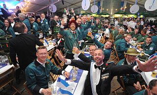 "Ein Heller und ein Batzen": Voller Freude und Inbrunst singen die Gäste die Kommers-Lieder des Lübbecker Bürgerschützen-Bataillons bei jedem Kommers mit. - Joern Spreen-Ledebur "Ein Heller und ein Batzen": Voller Freude und Inbrunst singen die Gäste die Kommers-Lieder des Lübbecker Bürgerschützen-Bataillons bei jedem Kommers mit. - Joern Spreen-Ledebur