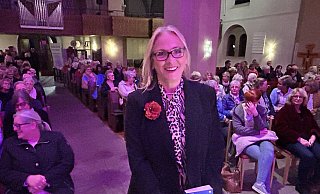 Mit 150 Gästen war die Rehmer Kirche für die Lesung von Carla Berling ausverkauft. - Nicole Sielermann Mit 150 Gästen war die Rehmer Kirche für die Lesung von Carla Berling ausverkauft. - Nicole Sielermann
