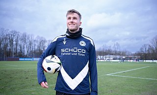 Joel Grodowski ist auf dem Trainingsgelände an der Friedrich-Hagemann-Straße und im Arminia-Blau angekommen. - Teresa Kroeger Joel Grodowski ist auf dem Trainingsgelände an der Friedrich-Hagemann-Straße und im Arminia-Blau angekommen. - Teresa Kroeger