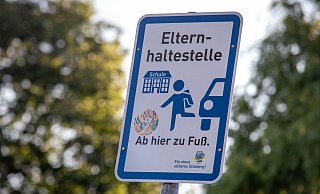 Schilder - wie hier an der Sparkasse in der Bahnhofstraße - weisen auf die Elternhaltestellen hin. - Niklas Tüns Schilder - wie hier an der Sparkasse in der Bahnhofstraße - weisen auf die Elternhaltestellen hin. - Niklas Tüns
