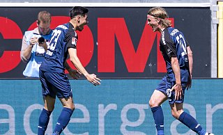 Felix Götze (r.), der hier über einen Treffer gegen Magdeburg jubelt, übernimmt die Kapitänsbinde von Raphael Obermair (l.). - picture alliance/dpa Felix Götze (r.), der hier über einen Treffer gegen Magdeburg jubelt, übernimmt die Kapitänsbinde von Raphael Obermair (l.). - picture alliance/dpa