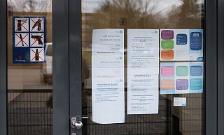 Am Eingang des Dublin-Zentrums in Hamburg-Rahlstedt hängen Informationsblätter, unter anderem zu den Sprechstunden der kostenlosen Asylverfahrensberatung. zu sehen. Die sogenannten Dublin-Regeln legen fest, in welchem europäischen Land ein Asylbewerber seinen Antrag auf Schutz stellen darf. (Archivfoto) - Christian Charisius/dpa POOL/dpa Am Eingang des Dublin-Zentrums in Hamburg-Rahlstedt hängen Informationsblätter, unter anderem zu den Sprechstunden der kostenlosen Asylverfahrensberatung. zu sehen. Die sogenannten Dublin-Regeln legen fest, in welchem europäischen Land ein Asylbewerber seinen Antrag auf Schutz stellen darf. (Archivfoto) - Christian Charisius/dpa POOL/dpa