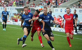 Schon im Hinspiel ging’s zur Sache. Hier nehmen Jasper van der Werff (l.) und Jannis Heuer den Heidenheimer Kevin Sessa in die Zange. - imago images/Sportfoto Rudel Schon im Hinspiel ging’s zur Sache. Hier nehmen Jasper van der Werff (l.) und Jannis Heuer den Heidenheimer Kevin Sessa in die Zange. - imago images/Sportfoto Rudel