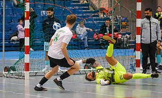 Oldentrups Moritz Kickert trifft hier zum 1:0 im Viertelfinale gegen SuK Canlar und Keeper Cihan Arslan. - Andreas Zobe Oldentrups Moritz Kickert trifft hier zum 1:0 im Viertelfinale gegen SuK Canlar und Keeper Cihan Arslan. - Andreas Zobe