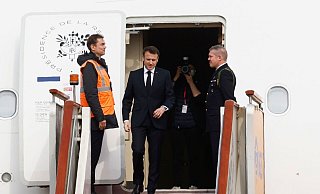 Gelandet: Emmanuel Macron auf dem Beijing Capital International Airport. - Gonzalo Fuentes/Pool REUTERS/AP/dpa Gelandet: Emmanuel Macron auf dem Beijing Capital International Airport. - Gonzalo Fuentes/Pool REUTERS/AP/dpa