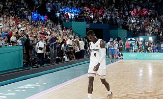 Dennis Schröder verließ mit hängendem Kopf die Arena. - Marcus Brandt/dpa Dennis Schröder verließ mit hängendem Kopf die Arena. - Marcus Brandt/dpa