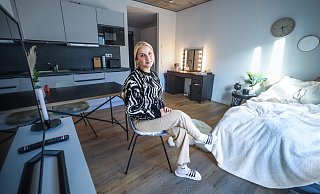 Sichtbetondecken mit modernen Strahlern, Laminatboden in weiß lasierter Eichenoptik, Einbauküche und Designermöbel: Einrichtung und Ausstattung ihres Ein-Zimmer-Appartements sind genau nach dem Geschmack von Lehramtsstudentin Anna Dück (18). Beim Einzug musste sie nur noch wenig mitbringen. - Sarah Jonek Sichtbetondecken mit modernen Strahlern, Laminatboden in weiß lasierter Eichenoptik, Einbauküche und Designermöbel: Einrichtung und Ausstattung ihres Ein-Zimmer-Appartements sind genau nach dem Geschmack von Lehramtsstudentin Anna Dück (18). Beim Einzug musste sie nur noch wenig mitbringen. - Sarah Jonek