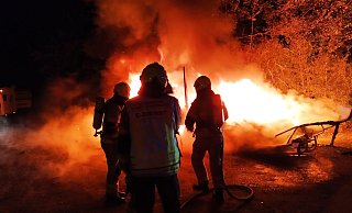 Am Lippesee ist am frühen Sonntagmorgen ein Wohnmobil komplett ausgebrannt. - Feuerwehr Paderborn Am Lippesee ist am frühen Sonntagmorgen ein Wohnmobil komplett ausgebrannt. - Feuerwehr Paderborn