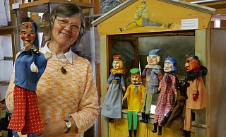Sigrid Israel und ihr Mann Siegfried betreiben das Spielzugmuseum im Hüllhorster Ortsteil Schnathorst. Ihre neue Sonderausstellung widmet sich der Geschichte der Handpuppen und des Kasperle-Theaters. - Sonja Vollmer Sigrid Israel und ihr Mann Siegfried betreiben das Spielzugmuseum im Hüllhorster Ortsteil Schnathorst. Ihre neue Sonderausstellung widmet sich der Geschichte der Handpuppen und des Kasperle-Theaters. - Sonja Vollmer