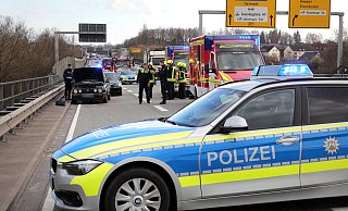 Die Umgehungsstraße wurde nach dem Unfall vor der Abfahrt Bielefelder Straße in nördliche Richtung gesperrt. - Frank-Michael Kiel-Steinkamp Die Umgehungsstraße wurde nach dem Unfall vor der Abfahrt Bielefelder Straße in nördliche Richtung gesperrt. - Frank-Michael Kiel-Steinkamp