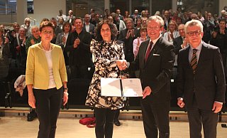 Petra Büning vom Deutschen Bibliotheksverband (v. l.), Bibliotheksleiterin Katrin Stroth, Bürgermeister Michael Dreier und Thomas de Maizière freuen sich gemeinsam über die Ehrung des Paderborner Büchereiangebots. - Moritz Jülich Petra Büning vom Deutschen Bibliotheksverband (v. l.), Bibliotheksleiterin Katrin Stroth, Bürgermeister Michael Dreier und Thomas de Maizière freuen sich gemeinsam über die Ehrung des Paderborner Büchereiangebots. - Moritz Jülich