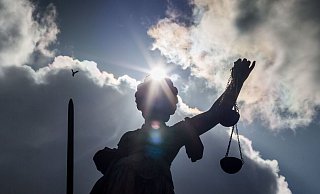 Die Polizei hat bei einem Ex-Häftling aus Vlotho Kinderpornos gefunden. Der Angeklagte, sein gesetzlicher Betreuer und seine Verteidigerin glauben, dass ihm die Bilder untergeschoben wurden. - picture alliance / dpa Die Polizei hat bei einem Ex-Häftling aus Vlotho Kinderpornos gefunden. Der Angeklagte, sein gesetzlicher Betreuer und seine Verteidigerin glauben, dass ihm die Bilder untergeschoben wurden. - picture alliance / dpa