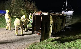Noch im Laufe des Nachmittags zog die Feuerwehr den Wagen aus dem Lippesee auf Trockene. - Feuerwehr Paderborn Noch im Laufe des Nachmittags zog die Feuerwehr den Wagen aus dem Lippesee auf Trockene. - Feuerwehr Paderborn