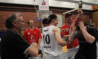 Aufstiegsfeier: Cheftrainer Stefan Schettke (r.) wird von Jonas Herold (Nummer 10), Julian Schütz (mit Mütze) und Timo Bode begossen. Till Neuhaus (im Hintergrund) und der damalige BBG-Geschäftsführer Jürgen Berger beobachten das Ritual. - Archiv: Stefan Hageböke Aufstiegsfeier: Cheftrainer Stefan Schettke (r.) wird von Jonas Herold (Nummer 10), Julian Schütz (mit Mütze) und Timo Bode begossen. Till Neuhaus (im Hintergrund) und der damalige BBG-Geschäftsführer Jürgen Berger beobachten das Ritual. - Archiv: Stefan Hageböke