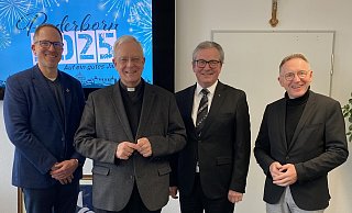 Weihbischof Matthias König (2. v. l.) und Dechant Benedikt Fischer (r.) haben im Gespräch mit Bürgermeister Michael Dreier (2. v. r.) und Dekanatsreferent Rainer Fromme über Seelsorge in Neubaugebieten gesprochen. - Dekanat Paderborn Weihbischof Matthias König (2. v. l.) und Dechant Benedikt Fischer (r.) haben im Gespräch mit Bürgermeister Michael Dreier (2. v. r.) und Dekanatsreferent Rainer Fromme über Seelsorge in Neubaugebieten gesprochen. - Dekanat Paderborn