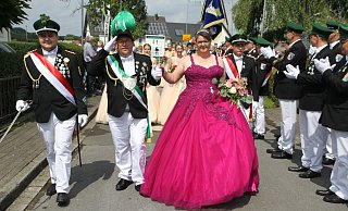 Das Schützenkönigspaar Karsten und Katrin Steffensmeier genießt den Festumzug in Verne. - Johannes Büttner Das Schützenkönigspaar Karsten und Katrin Steffensmeier genießt den Festumzug in Verne. - Johannes Büttner