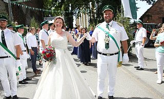 Stefanie und Jonas Westermeier strahlen als Königspaar um die Wette. - Johannes Büttner Stefanie und Jonas Westermeier strahlen als Königspaar um die Wette. - Johannes Büttner