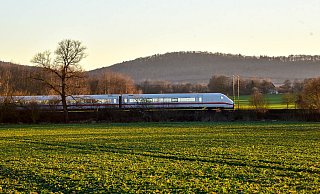 Noch fahren die Schnellzüge auf der Stammstrecke, geht nach Plänen zum Deutschlandtakt 2030 könnte eine neue Schnellfahrtstrecke durch Ostwestfalen-Lippe und das Weserbergland gebaut werden. - Johannes Pietsch Noch fahren die Schnellzüge auf der Stammstrecke, geht nach Plänen zum Deutschlandtakt 2030 könnte eine neue Schnellfahrtstrecke durch Ostwestfalen-Lippe und das Weserbergland gebaut werden. - Johannes Pietsch
