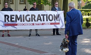 Die Junge Alternative Minden-Lübbecke traf sich in Bad Oeynhausen zur Mahnwache. Die AfD-Nachwuchstruppe gilt als gesichert rechtsextrem. In Bad Oeynhausen durfte die JA unter Polizeischutz den Tod von Philipos Tsanis für ihre populistischen Forderungen instrumentalisieren. - Thorsten Gödecker Die Junge Alternative Minden-Lübbecke traf sich in Bad Oeynhausen zur Mahnwache. Die AfD-Nachwuchstruppe gilt als gesichert rechtsextrem. In Bad Oeynhausen durfte die JA unter Polizeischutz den Tod von Philipos Tsanis für ihre populistischen Forderungen instrumentalisieren. - Thorsten Gödecker