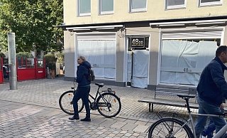 Seit einer Woche sind die Fenster in dem Restaurant in der Altstadt verklebt. Dabei hatte der Laden gerade erst eröffnet. - Alexandra Buck Seit einer Woche sind die Fenster in dem Restaurant in der Altstadt verklebt. Dabei hatte der Laden gerade erst eröffnet. - Alexandra Buck