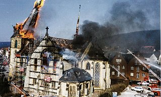 Am 21. Februar 1990 brennt die Bartholomäuskirche in Brackwede bis auf die Grundmauern nieder. - Frank Becker Am 21. Februar 1990 brennt die Bartholomäuskirche in Brackwede bis auf die Grundmauern nieder. - Frank Becker